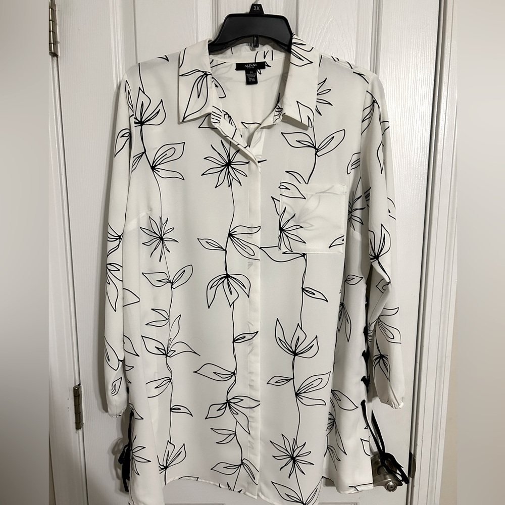 Women’s Alfani 2X Shirt with Floral Design